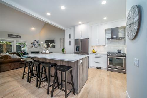 106-690 Lequime Road, Kelowna, BC - Indoor Photo Showing Kitchen With Upgraded Kitchen
