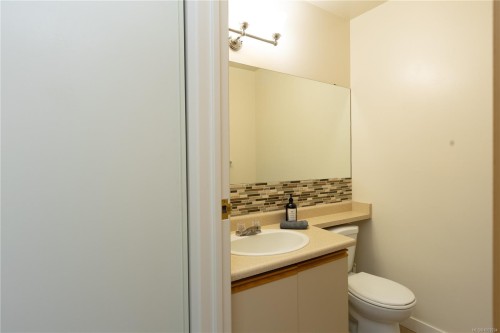 410-6715 Dover Rd, Nanaimo, BC - Indoor Photo Showing Bathroom