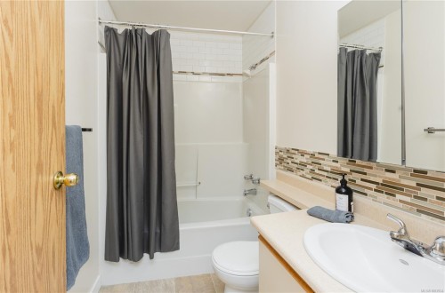 410-6715 Dover Rd, Nanaimo, BC - Indoor Photo Showing Bathroom