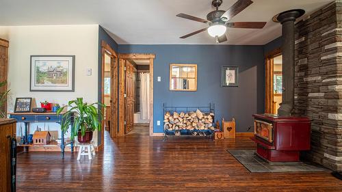 7957 Highway 3, Yahk, BC - Indoor Photo Showing Other Room