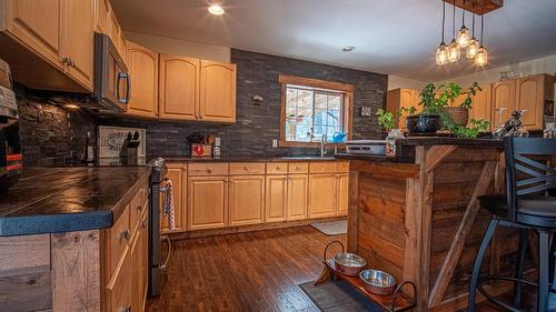 7957 Highway 3, Yahk, BC - Indoor Photo Showing Kitchen
