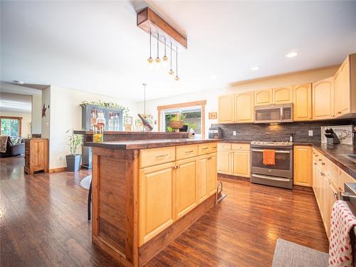 7957 3 Highway, Yahk, BC - Indoor Photo Showing Kitchen
