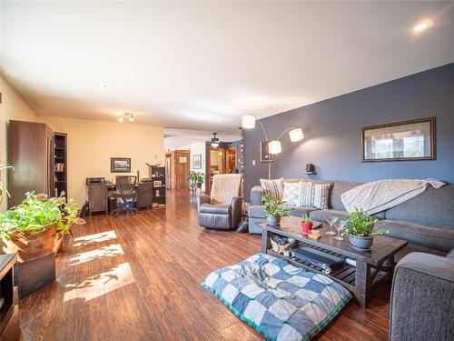 7957 3 Highway, Yahk, BC - Indoor Photo Showing Living Room