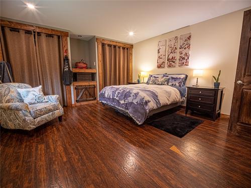 7957 3 Highway, Yahk, BC - Indoor Photo Showing Bedroom