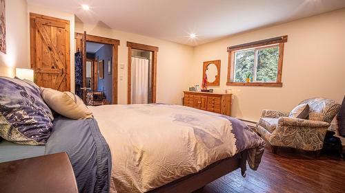 7957 Highway 3, Yahk, BC - Indoor Photo Showing Bedroom