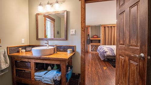7957 Highway 3, Yahk, BC - Indoor Photo Showing Bathroom