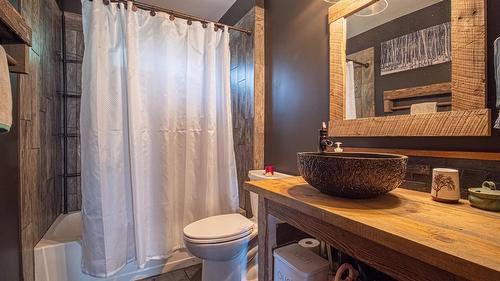 7957 Highway 3, Yahk, BC - Indoor Photo Showing Bathroom