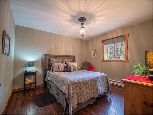 7957 3 Highway, Yahk, BC - Indoor Photo Showing Bedroom