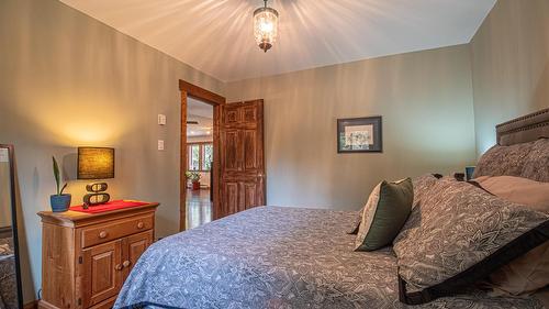 7957 Highway 3, Yahk, BC - Indoor Photo Showing Bedroom