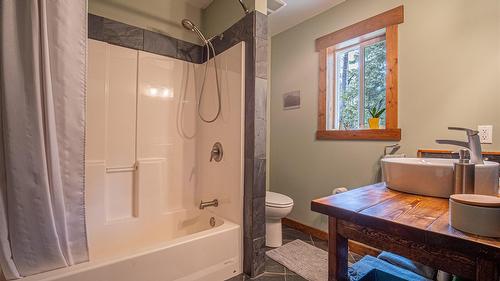 7957 Highway 3, Yahk, BC - Indoor Photo Showing Bathroom