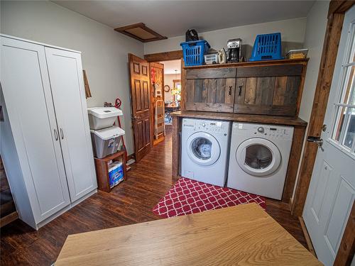 7957 3 Highway, Yahk, BC - Indoor Photo Showing Laundry Room
