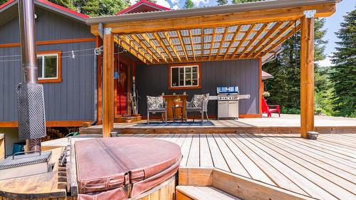7957 Highway 3, Yahk, BC - Outdoor