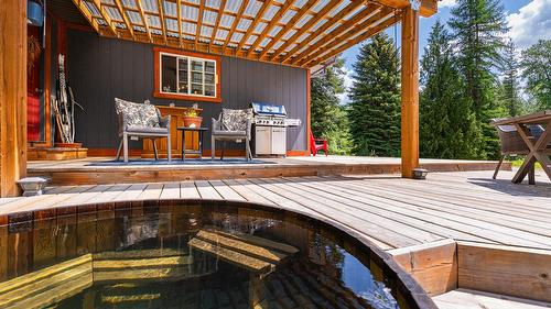 7957 Highway 3, Yahk, BC - Outdoor