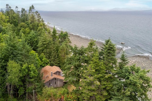 7884 Lenwood Rd, Merville, BC 