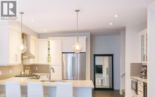 644 Lequime Road Unit# 2, Kelowna, BC - Indoor Photo Showing Kitchen With Upgraded Kitchen