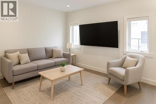 644 Lequime Road Unit# 2, Kelowna, BC - Indoor Photo Showing Living Room