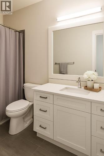 644 Lequime Road Unit# 2, Kelowna, BC - Indoor Photo Showing Bathroom