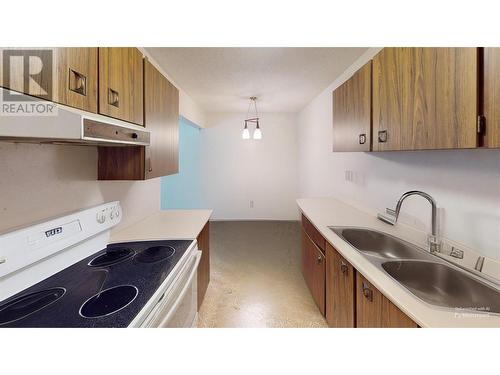 606 18Th Avenue N Unit# 203, Cranbrook, BC - Indoor Photo Showing Kitchen With Double Sink