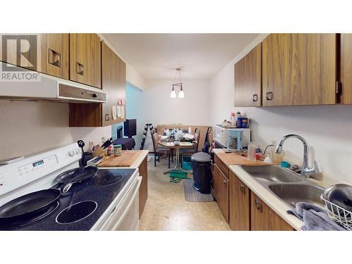 606 18Th Avenue N Unit# 203, Cranbrook, BC - Indoor Photo Showing Kitchen With Double Sink