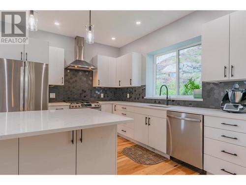 934 Redstone Drive, Rossland, BC - Indoor Photo Showing Kitchen With Upgraded Kitchen