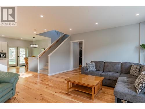 934 Redstone Drive, Rossland, BC - Indoor Photo Showing Living Room