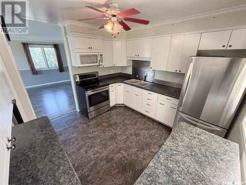 114-116 1St Street E, Climax, SK - Indoor Photo Showing Kitchen With Double Sink