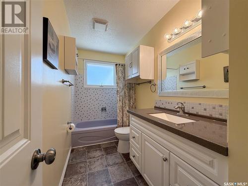 114-116 1St Street E, Climax, SK - Indoor Photo Showing Bathroom