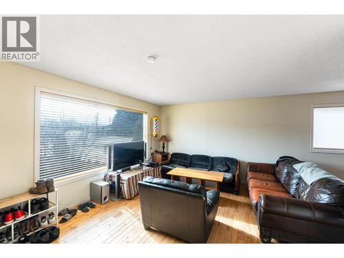 540 Lomond Road, Kelowna, BC - Indoor Photo Showing Living Room