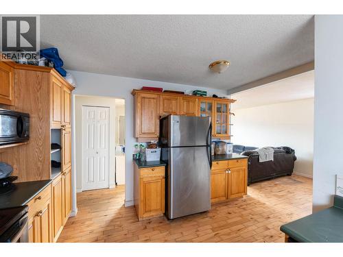 540 Lomond Road, Kelowna, BC - Indoor Photo Showing Kitchen