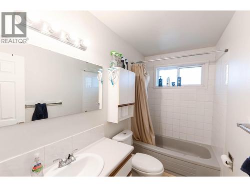 540 Lomond Road, Kelowna, BC - Indoor Photo Showing Bathroom
