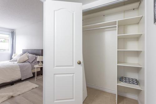 Primary bedroom - 1010-3480 Rue Simpson, Montréal (Ville-Marie), QC - Indoor Photo Showing Bedroom