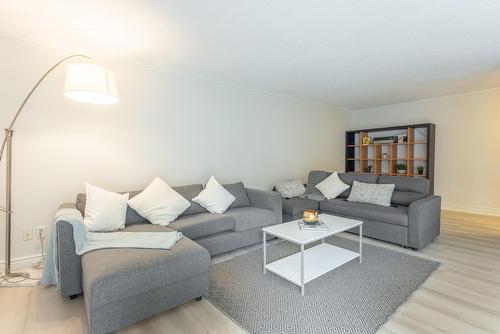 Living room - 1010-3480 Rue Simpson, Montréal (Ville-Marie), QC - Indoor Photo Showing Living Room