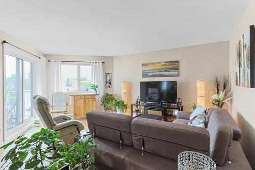 Salon - 202-13 Rue St-Laurent, Beauharnois, QC - Indoor Photo Showing Living Room