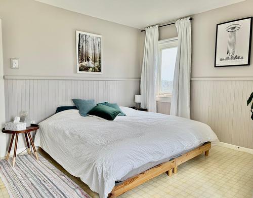 Primary bedroom - 25 Ch. Du Camping, Les Îles-De-La-Madeleine, QC - Indoor Photo Showing Bedroom
