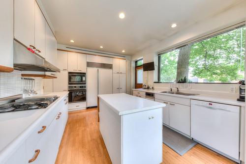 Cuisine - 2 Av. Shorncliffe, Westmount, QC - Indoor Photo Showing Kitchen With Double Sink With Upgraded Kitchen
