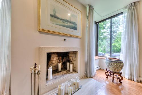 Salon - 2 Av. Shorncliffe, Westmount, QC - Indoor With Fireplace