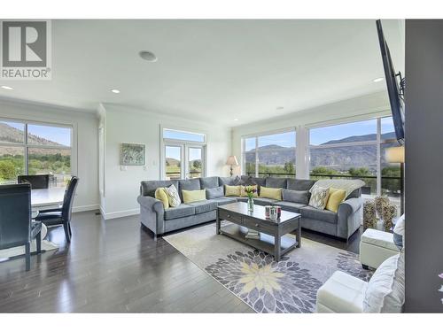 4215 Pebble Beach Drive, Osoyoos, BC - Indoor Photo Showing Living Room