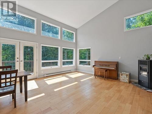 6172 Slocan River Road, Winlaw, BC - Indoor