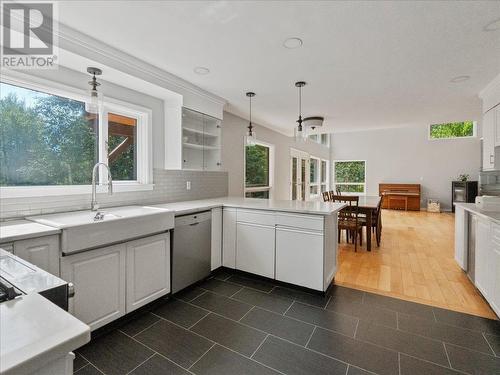 6172 Slocan River Road, Winlaw, BC - Indoor Photo Showing Kitchen