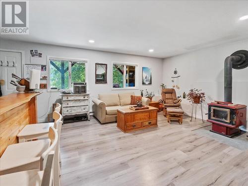 6172 Slocan River Road, Winlaw, BC - Indoor Photo Showing Living Room