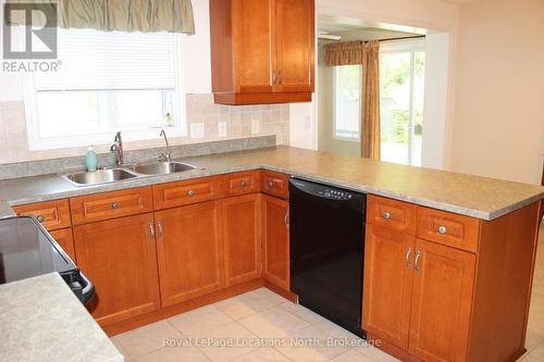 9 Pennsylvania Avenue, Wasaga Beach, ON - Indoor Photo Showing Kitchen With Double Sink