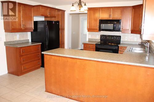 9 Pennsylvania Avenue, Wasaga Beach, ON - Indoor Photo Showing Kitchen With Double Sink
