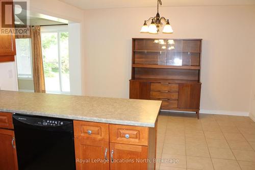 9 Pennsylvania Avenue, Wasaga Beach, ON - Indoor Photo Showing Kitchen