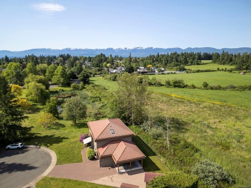 1675 Chester Pl, Comox, BC 
