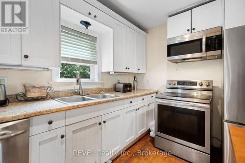 1031 Line 8 Road, Niagara-On-The-Lake (St. Davids), ON - Indoor Photo Showing Kitchen With Double Sink
