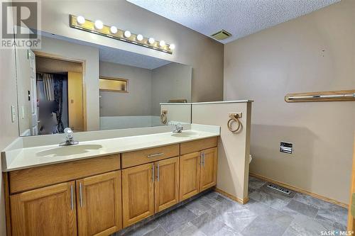 25 2338 Assiniboine Avenue E, Regina, SK - Indoor Photo Showing Bathroom