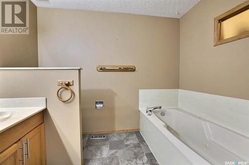 25 2338 Assiniboine Avenue E, Regina, SK - Indoor Photo Showing Bathroom