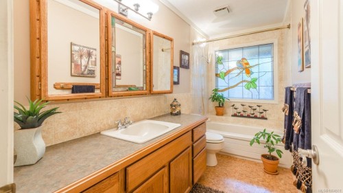 8 Pirates Lane, Protection Island, BC 