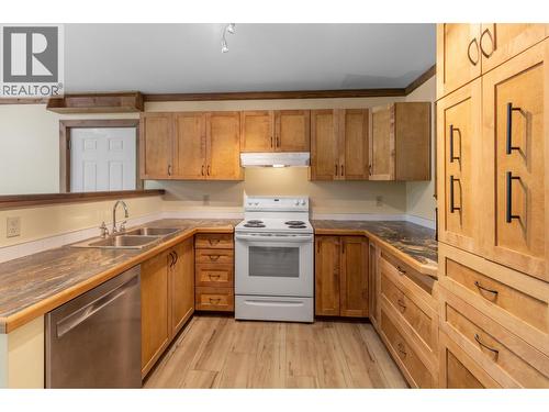 3416 Hayman Crescent, Quesnel, BC - Indoor Photo Showing Kitchen With Double Sink
