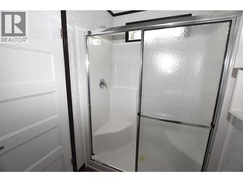sit down shower in the en-suite - 61 Antoine Road Unit# 24, Vernon, BC 